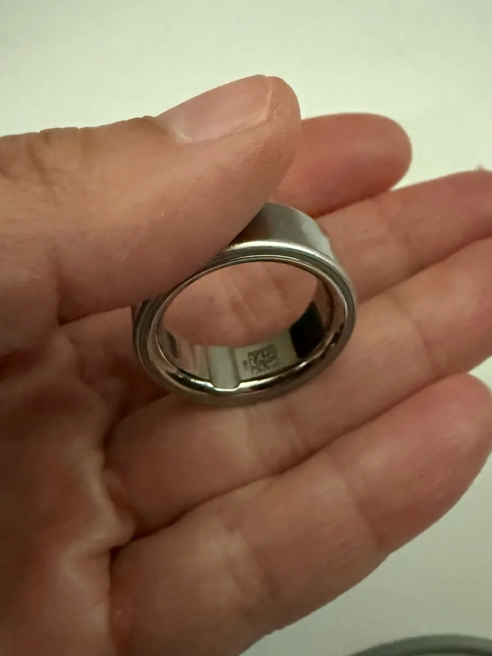 Oura Ring 4 - Size 8 Silver (Complete Set with Charger & Box)